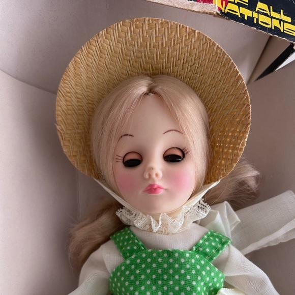 Vintage Dolls of All Nations Poland in original box. - Picture 8 of 11